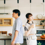 背を向けあう夫婦