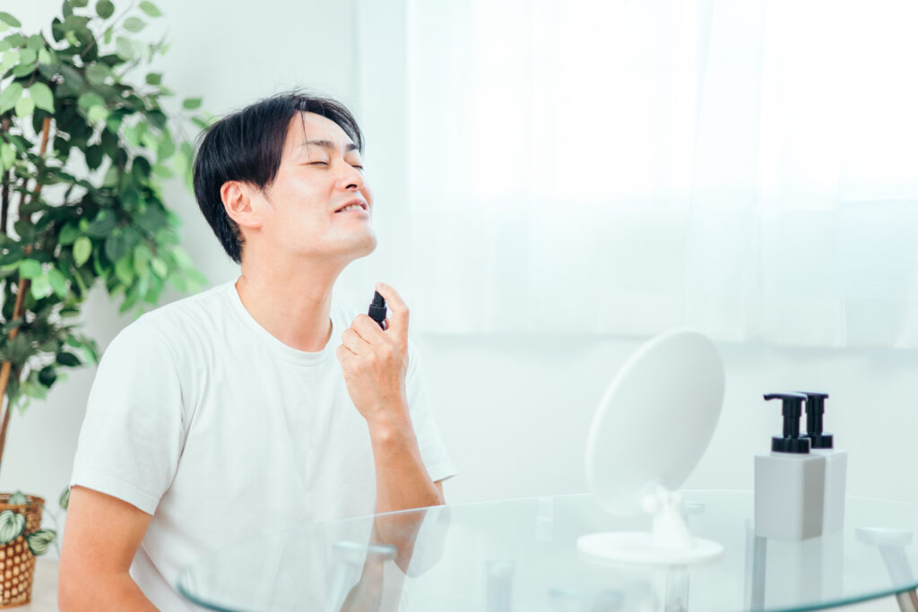 香水をつける男性
