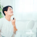 香水をつける男性