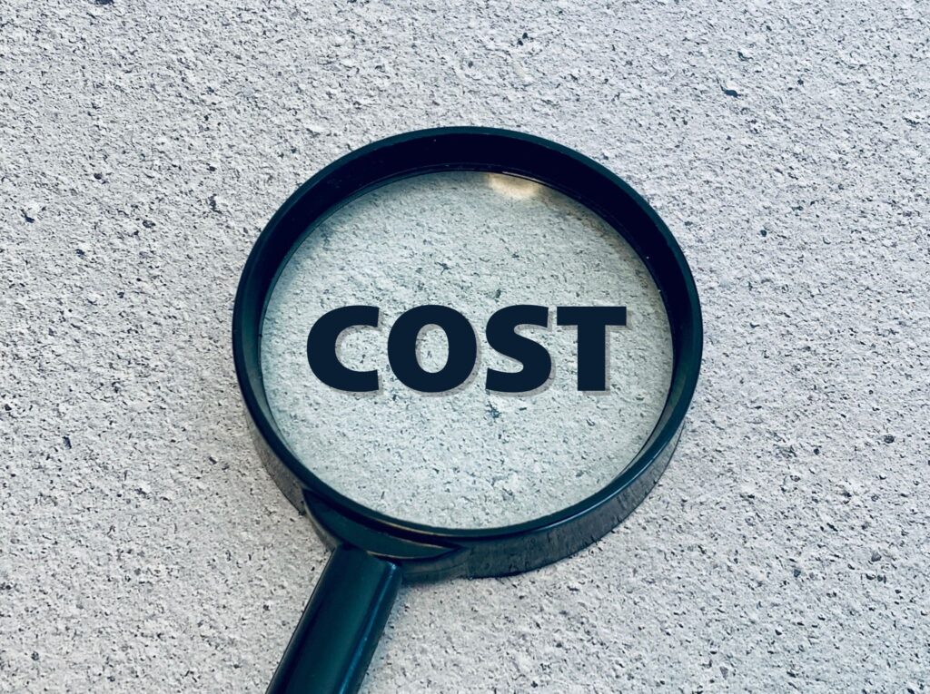 costの文字と虫眼鏡
