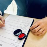 契約書を確認する様子