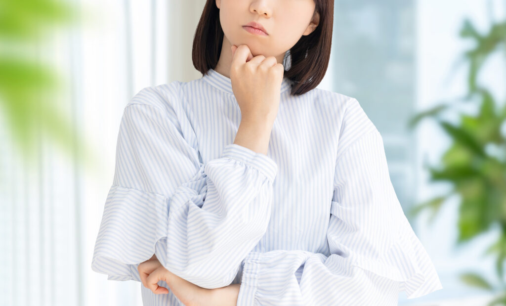 悩む女性
