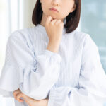 悩む女性