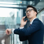通話中のサラリーマン