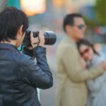 浮気現場を撮影する探偵
