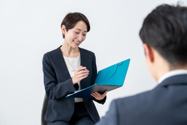 面接をする女性