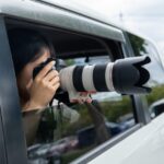 車から写真を撮る女性