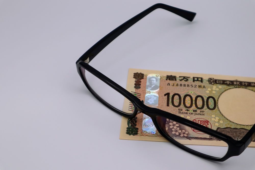 1万円札とメガネ